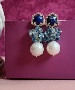 Alternative view of Orecchini Pendenti con Perle Barocche, Acquamarina e Lapislazzuli