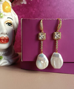 Orecchini pendenti con cristalli trasparenti zirconi e perle barocche piatte