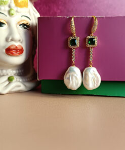 Orecchini pendenti con cristalli verdi zirconi e perle barocche piatte