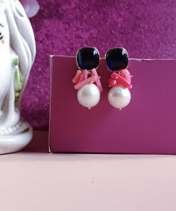 Orecchini pendenti con perle barocche e occhio di gatto blu