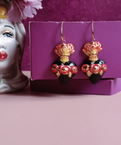 Orecchini siciliani con cuori sacri in ceramica di caltagirone dipinta a mano