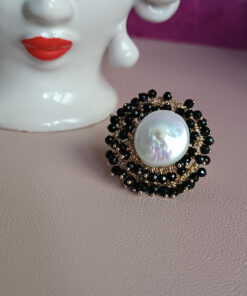 Alternative view of Anello in Ottone con Perla Barocca Piatta e Cristalli Neri