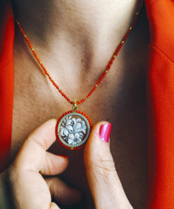 Collana decollete in pasta di corallo con ciondolo fiore cammeo scolpito dalla conchiglia sardonica 2
