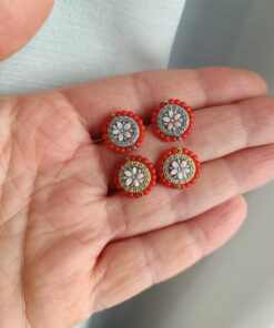 Orecchini al lobo con cammeo fiore scolpiti da conchiglia sardonica e corallo rosso