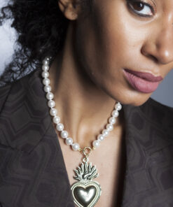 Alternative view of Collana di Perle di Majorca Bianche con Cuore Sacro Dorato