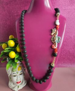 collana siciliana con pietra lavica e cavalluccio in ceramica di caltagirone