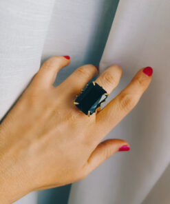 Anello rettangolare con cristallo nero