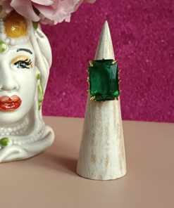 Anello rettangolare con cristallo verde