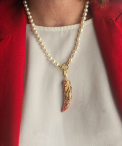 collana girocollo di perle con ciondolo corno portafortuna in ceramica di caltagirone