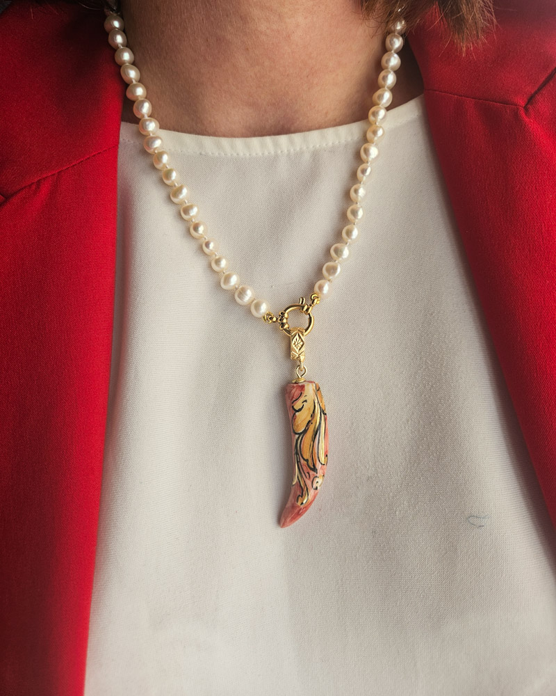 collana girocollo di perle con ciondolo corno portafortuna in ceramica di caltagirone