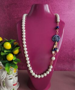 collana siciliana con perle bianche e fiore blu in ceramica di caltagirone