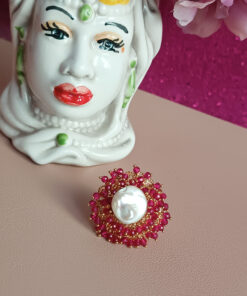 Anello con perla barocca piatta e cristalli fucsia