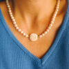 collana di perle con rosa bianca