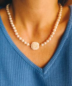 collana di perle con rosa bianca