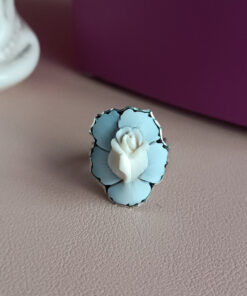 Anello a fiore con cammeo di torre del greco scolpito dalla conchiglia sardonica 3