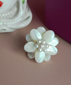 Alternative view of Anello artigianale a Fiore con Madreperla e Perle di Fiume