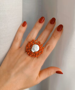 Anello con pasta di corallo rosso e per
