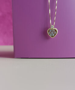 Collana a catena con ciondolo cuore con cammeo fiore scolpito dalla conchiglia sardonica 4
