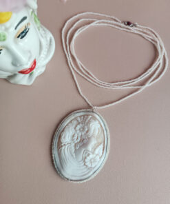 Alternative view of Collana Extra Lunga con Perle di Fiume e Cammeo Conchiglia di Torre del Greco