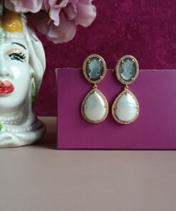 Orecchini pendenti con cammei in madreperla e perle a goccia