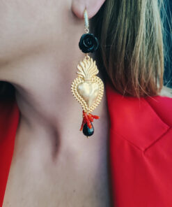 Alternative view of Orecchini a Goccia con Cuori Sacri e Rose Nere