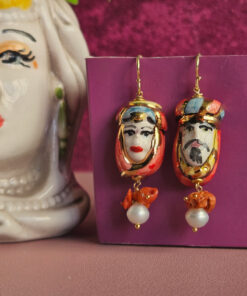 orecchini pendenti siciliani con teste di moro in ceramica di caltagirone perle e corallo rosso