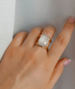 Anello rettangolare con occhio di gatto bianco