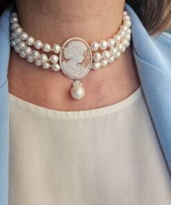 Choker a tre fili con perle di fiume naturali e cammeo autentico scolpito dalla conchiglia sardonica