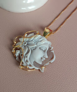 Collana a catena con ciondolo cammeo volto scolpito dalla conchiglia sardonica