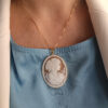 Collana a catena in argento 925 placcato oro con ciondolo cammeo scolpito dalla conchiglia sardonica