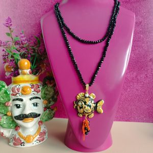 Collana extra lunga di cristalli neri con pesce in ceramica di caltagirone