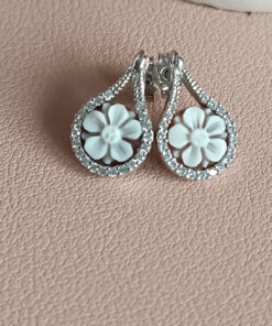 Orecchini al lobo in argento 925 con cammei fiore scolpito dalla conchiglia sardonica 1