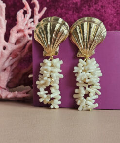 Orecchini a cascata con corallo bianco e conchiglie