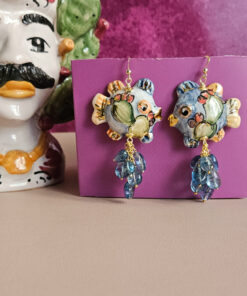 Orecchini Siciliani con Pesci in Ceramica di Caltagirone e Grappolo di Quarzo Blu