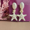 Orecchini pendenti con stelle marine naturali bianche e conchiglie