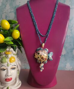 collana extra lunga con cristalli azzurri e pesce in ceramica di caltagirone