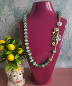 collana lunga con occhio di gatto verde acqua e cavalluccio in ceramica di caltagirone