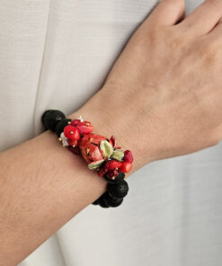 Bracciale Elastico in Pietra Lavica con Fragola in Ceramica di Caltagirone