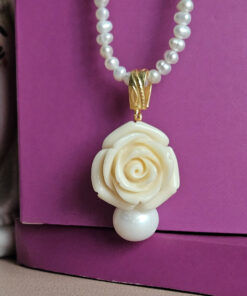 Alternative view of Collana Girocollo di Perle con Rosa Bianca e Perla Barocca