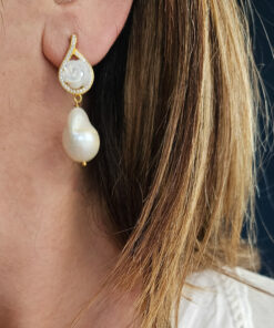 Alternative view of Orecchini Sposa con Perle Barocche e Rose in Madreperla