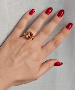 Alternative view of Anello Chevalier in Argento 925 Placcato Oro con Trinacria e Corallo Rosso