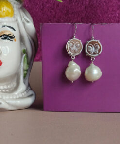 Orecchini pendenti con cammei conchiglia dipinti e perle barocche 8