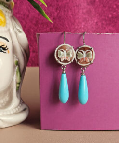 Alternative view of Orecchini Pendenti in Argento 925 con Cammei Conchiglia Smaltati e Gocce di Turchese