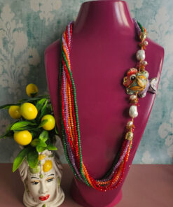 collana lumga con cristalli colorati arcobaleno e pesce in ceramica di caltagirone