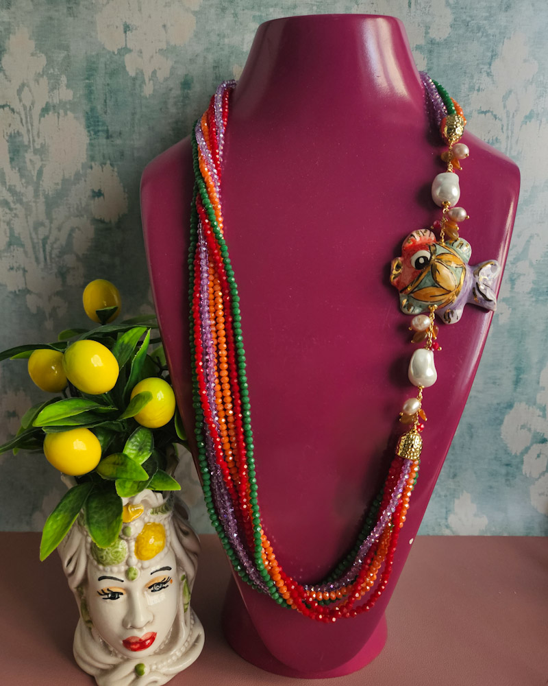 collana lumga con cristalli colorati arcobaleno e pesce in ceramica di caltagirone
