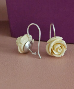 Orecchini pendenti con rose bianche in resina