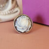 Anello in argento 925 con cammeo floreale scolpito dalla conchiglia sardonica