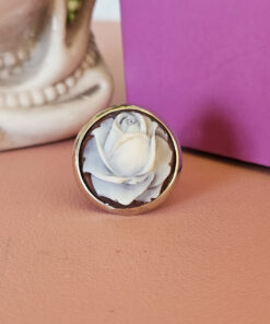 Anello in argento 925 con cammeo floreale scolpito dalla conchiglia sardonica