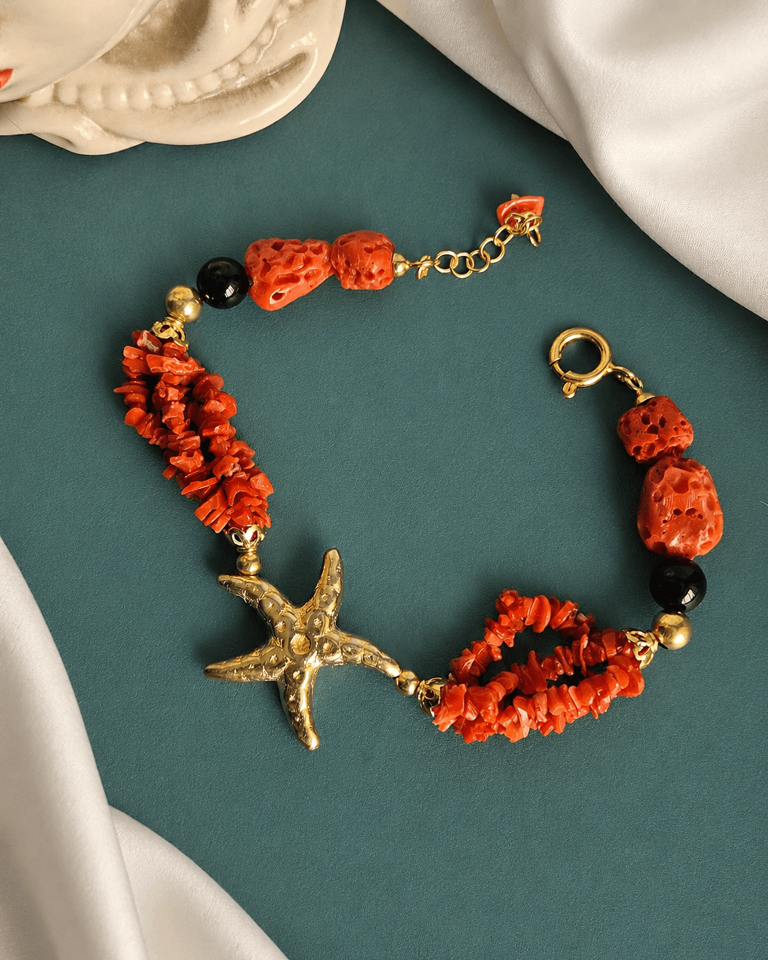 Bracciale Elegante in Argento 925 Placcato Oro con Corallo Rosso e Onice Nero 1