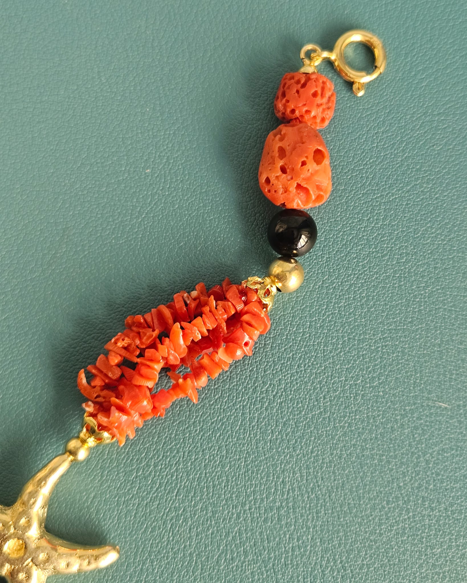 Bracciale Elegante in Argento 925 Placcato Oro con Corallo Rosso e Onice Nero 3
